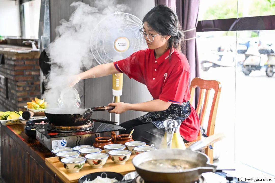 全网追的“扁担女孩”，找了一份暑假工，时薪12元 - 防城港生活资讯 - 防城港28生活网 fcg.28life.com